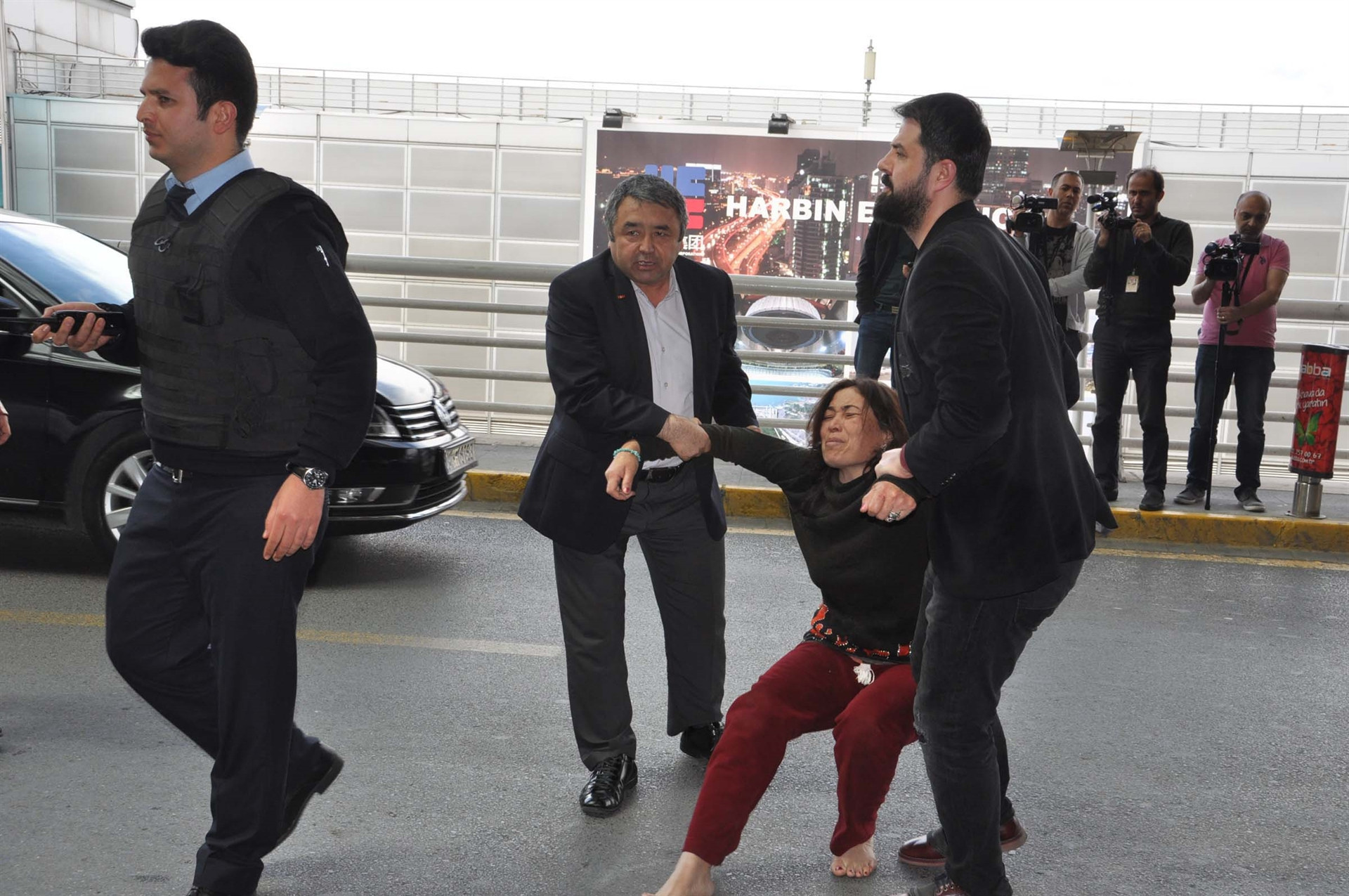 Uçaktan indirilen Özbek kadın sinir kiriz geçirdi