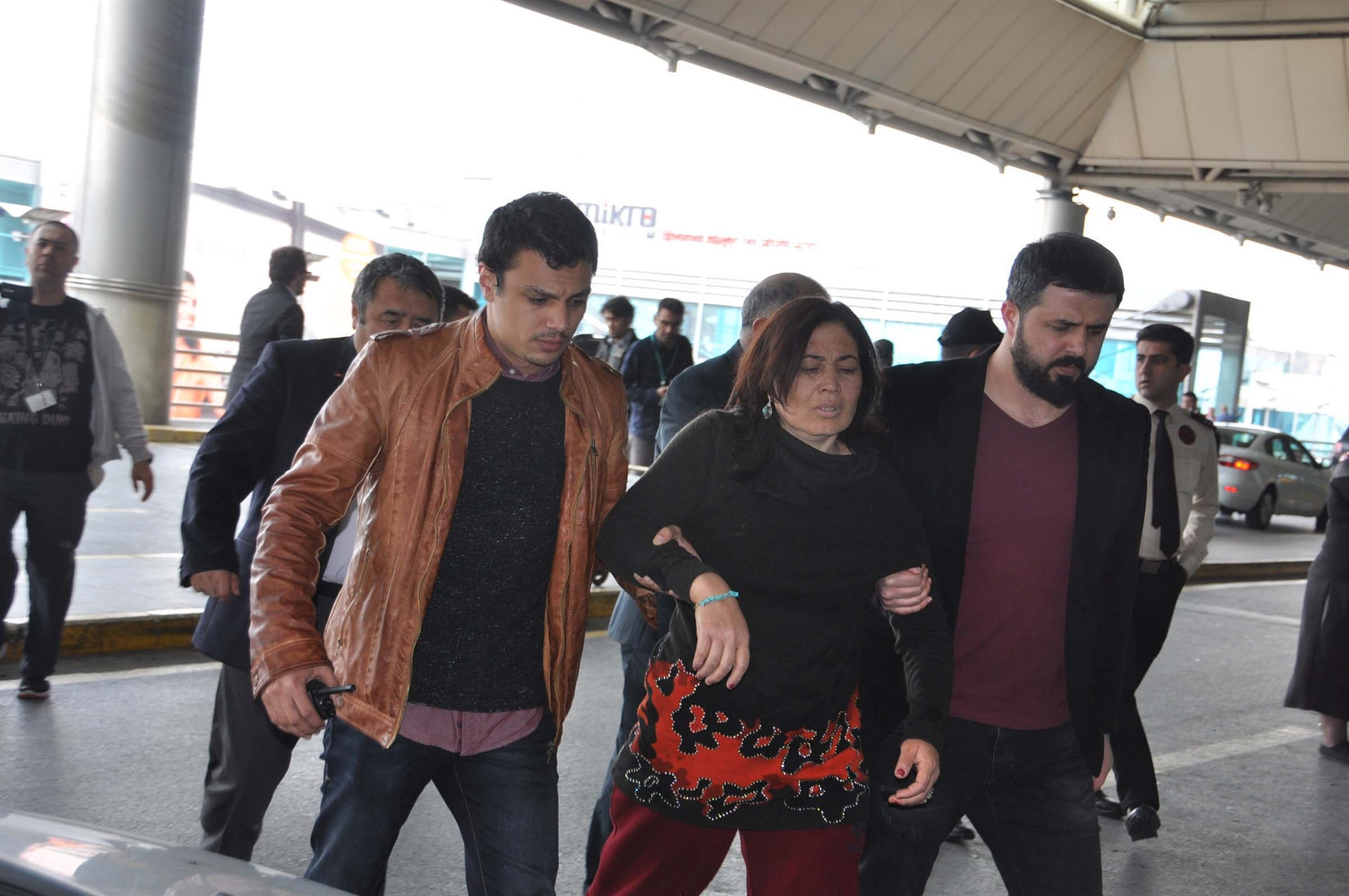 Uçaktan indirilen Özbek kadın sinir kiriz geçirdi