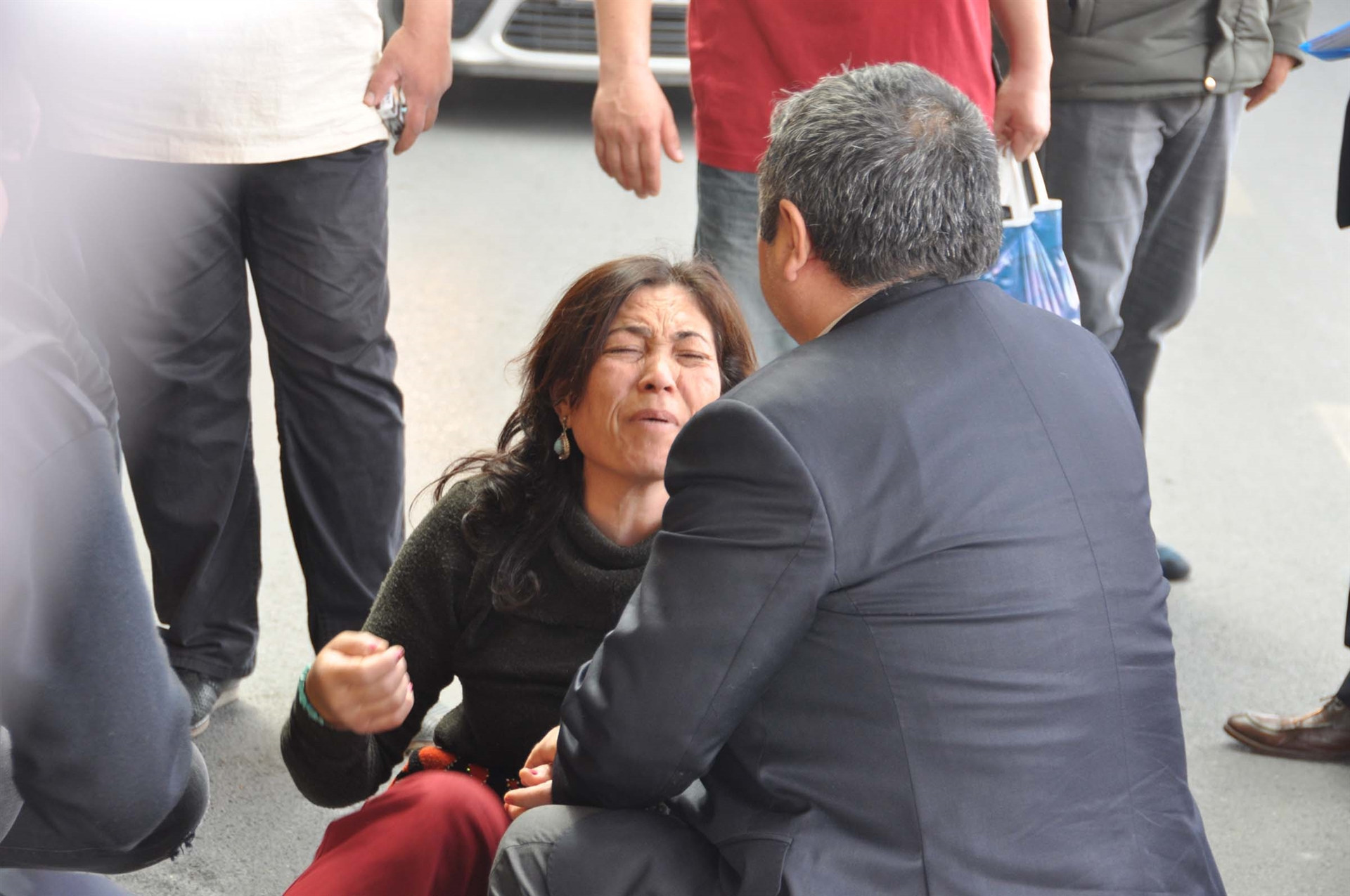 Uçaktan indirilen Özbek kadın sinir kiriz geçirdi