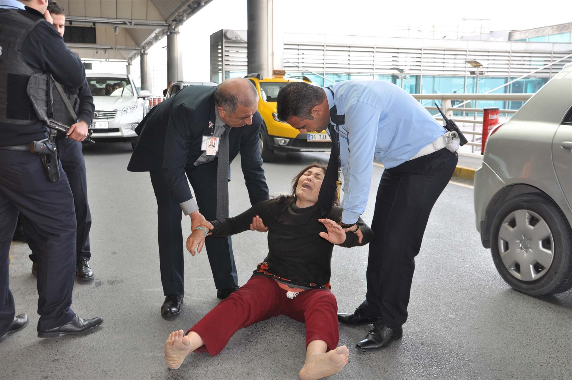 Uçaktan indirilen Özbek kadın sinir kiriz geçirdi