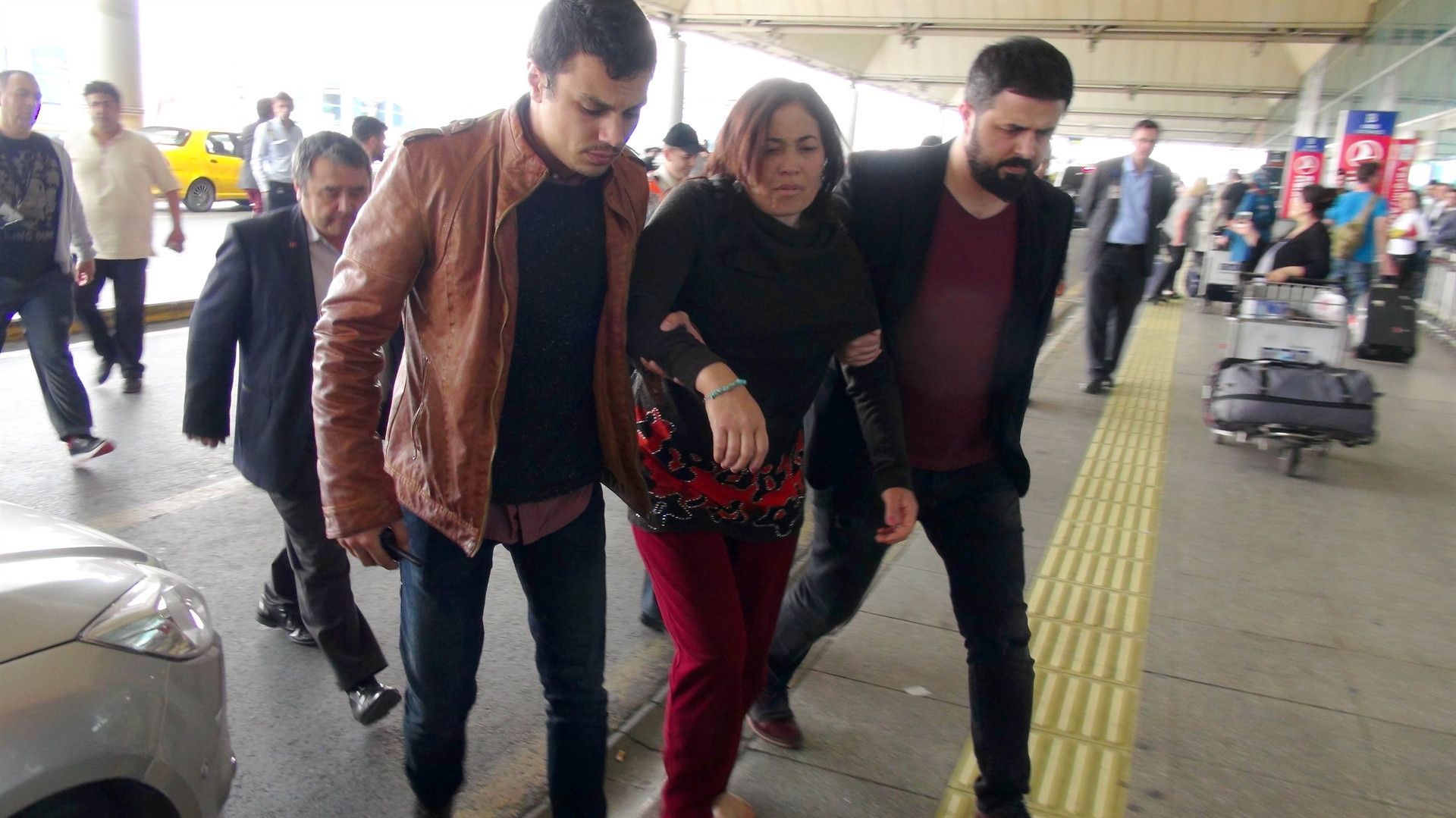 Uçaktan indirilen Özbek kadın sinir kiriz geçirdi