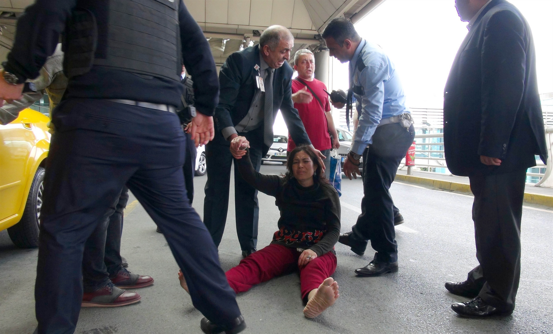 Uçaktan indirilen Özbek kadın sinir kiriz geçirdi