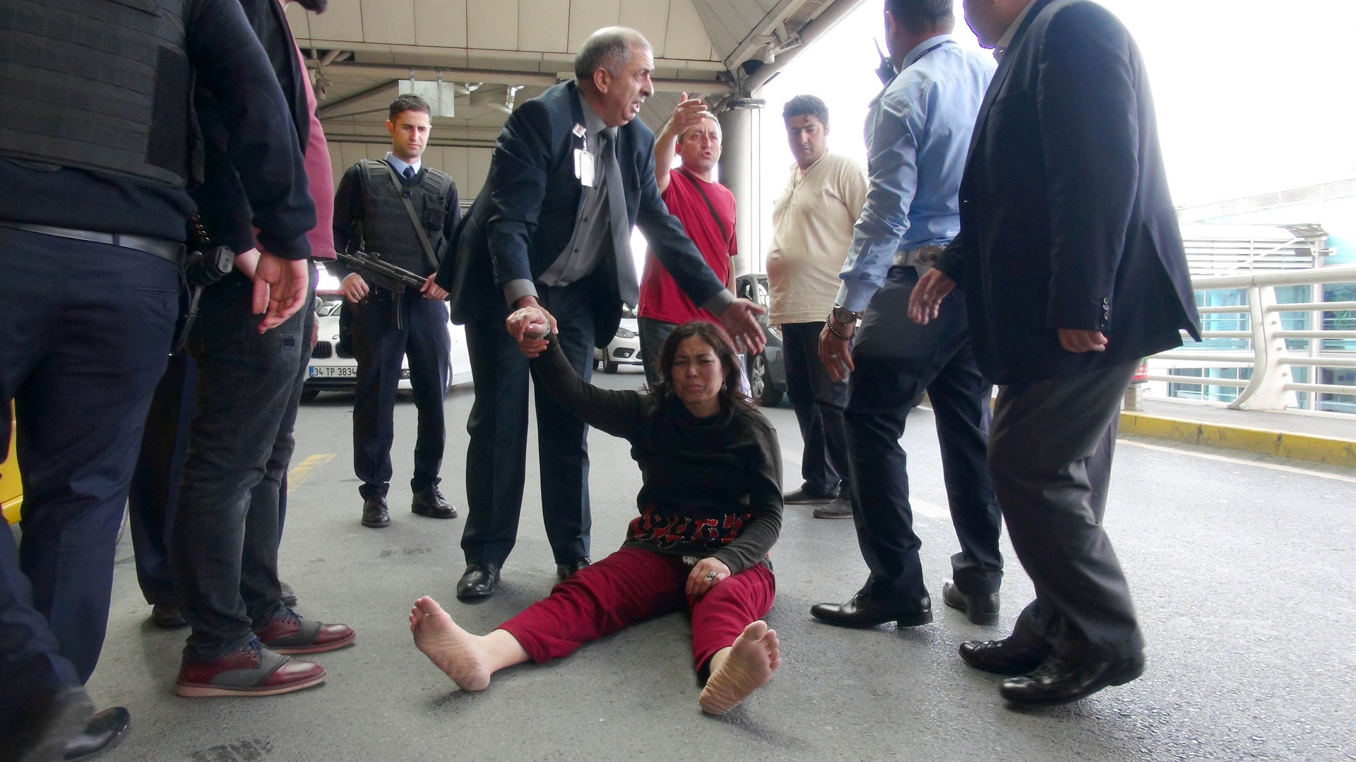 Uçaktan indirilen Özbek kadın sinir kiriz geçirdi