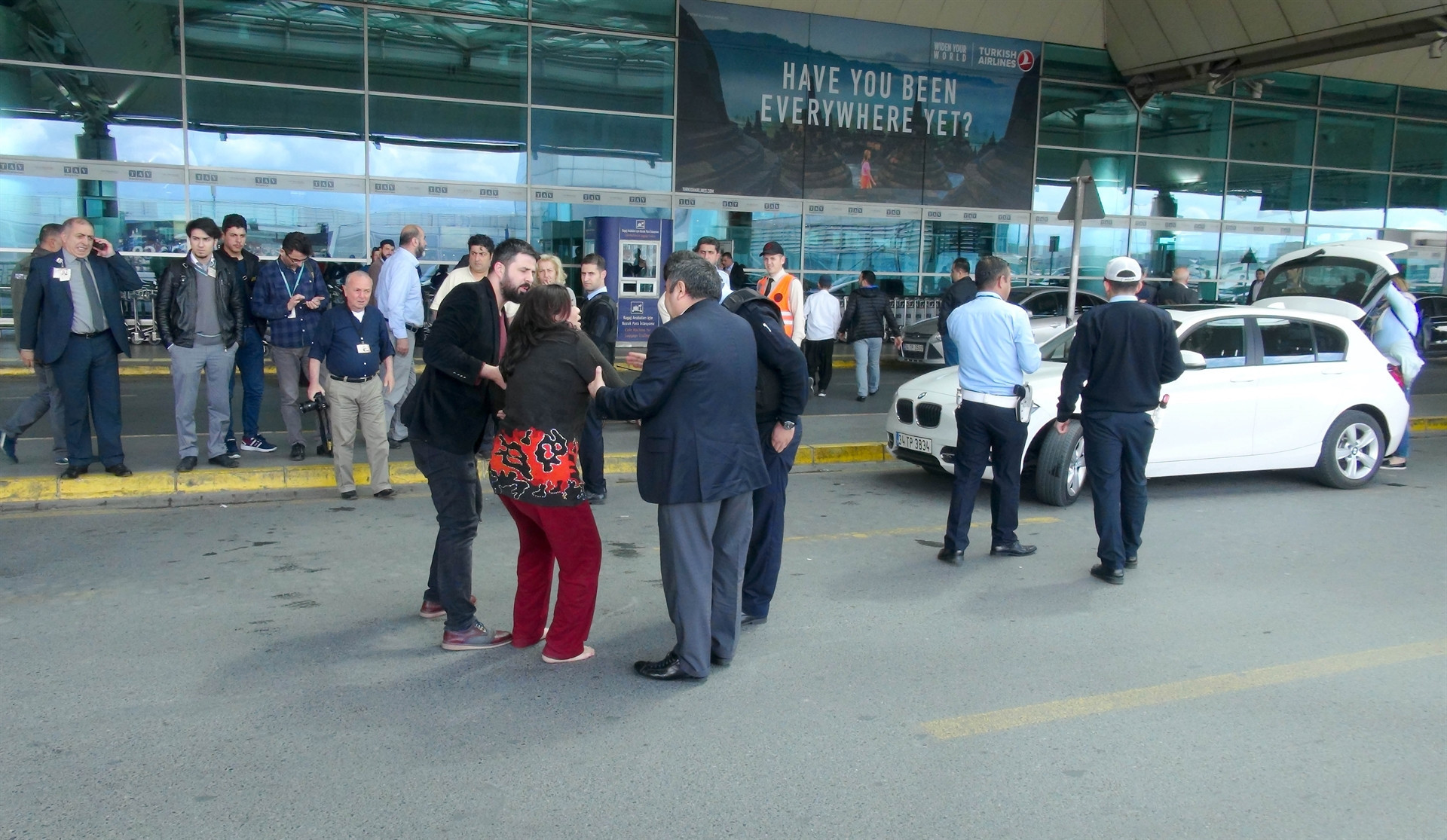 Uçaktan indirilen Özbek kadın sinir kiriz geçirdi