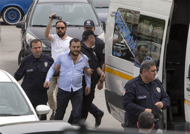 MHP Genel Merkezi önünde gergin anlar