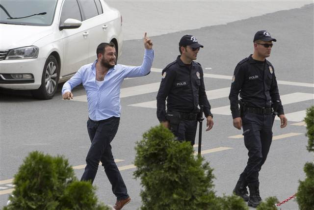 MHP Genel Merkezi önünde gergin anlar