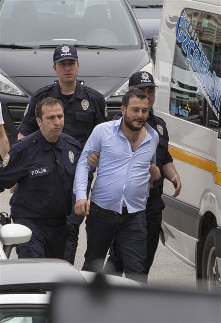 MHP Genel Merkezi önünde gergin anlar