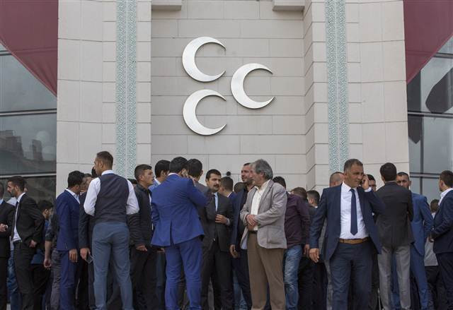 MHP Genel Merkezi önünde gergin anlar