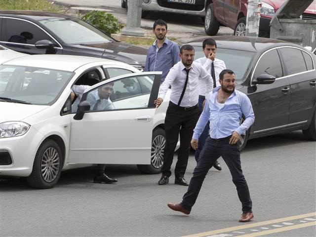 MHP Genel Merkezi önünde gergin anlar