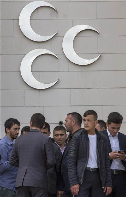 MHP Genel Merkezi önünde gergin anlar