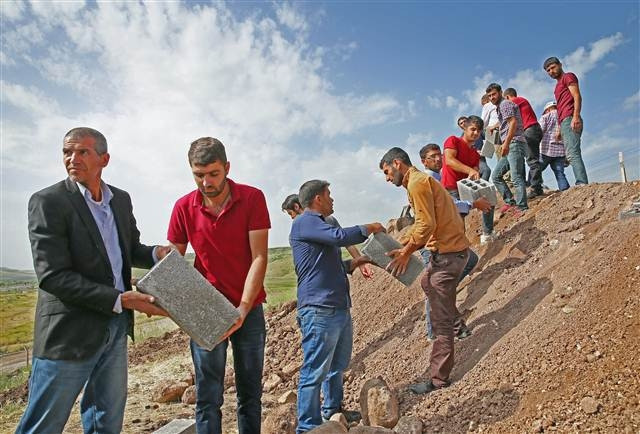 13 köylü son yolculuğuna böyle uğurlandı