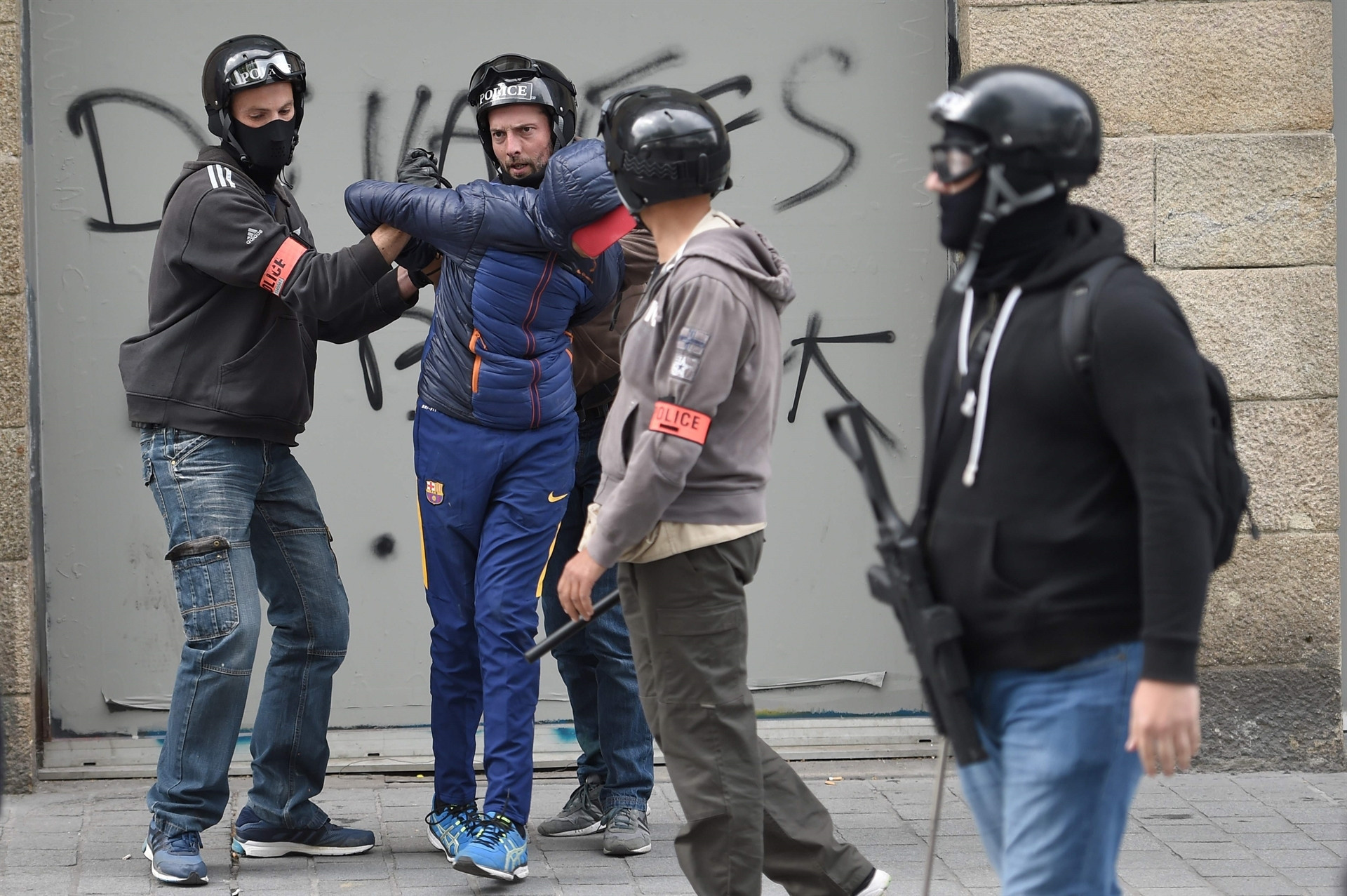 Pariste polisle halk çatışıyor