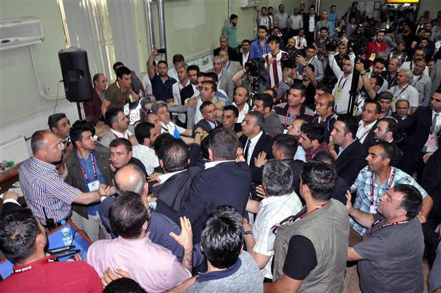 Elazığsporun kongresinde şehir karıştı