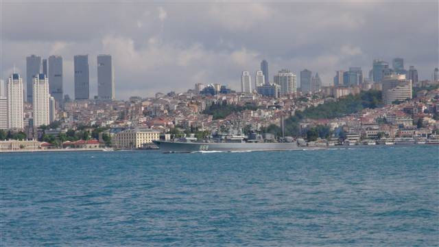 Rus savaş gemisi İstanbul Boğazı’ndan böyle geçti