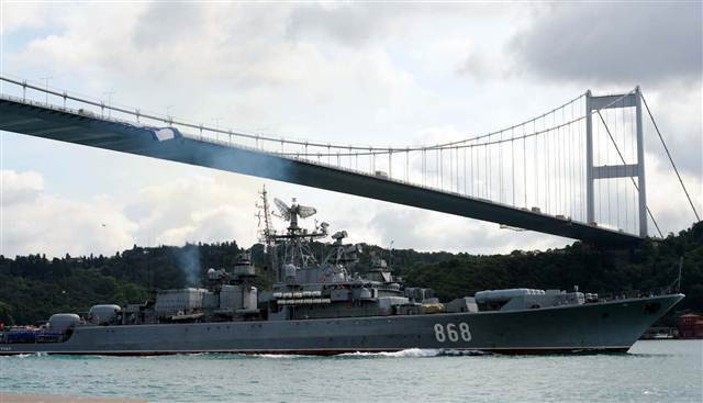Rus savaş gemisi İstanbul Boğazı’ndan böyle geçti