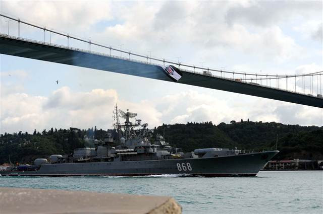 Rus savaş gemisi İstanbul Boğazı’ndan böyle geçti