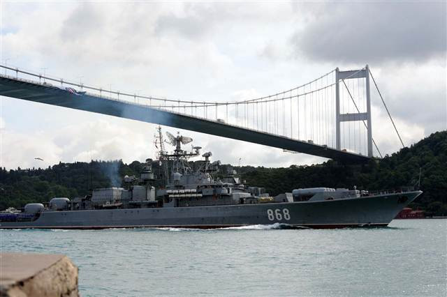 Rus savaş gemisi İstanbul Boğazı’ndan böyle geçti