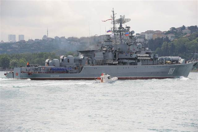 Rus savaş gemisi İstanbul Boğazı’ndan böyle geçti