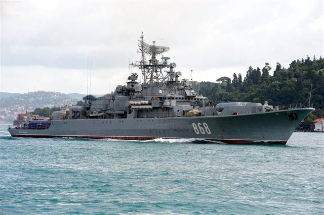 Rus savaş gemisi İstanbul Boğazı’ndan böyle geçti