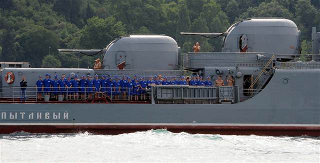 Rus savaş gemisi İstanbul Boğazı’ndan böyle geçti