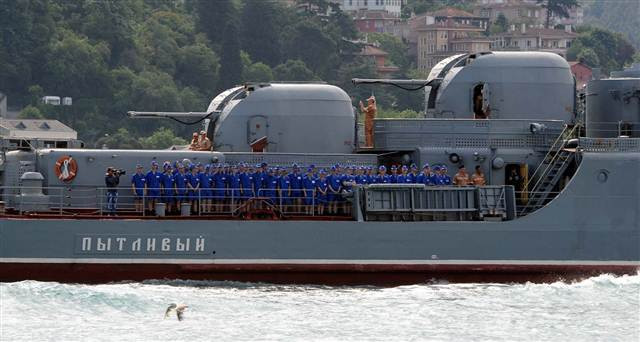 Rus savaş gemisi İstanbul Boğazı’ndan böyle geçti