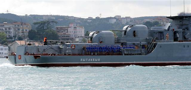 Rus savaş gemisi İstanbul Boğazı’ndan böyle geçti