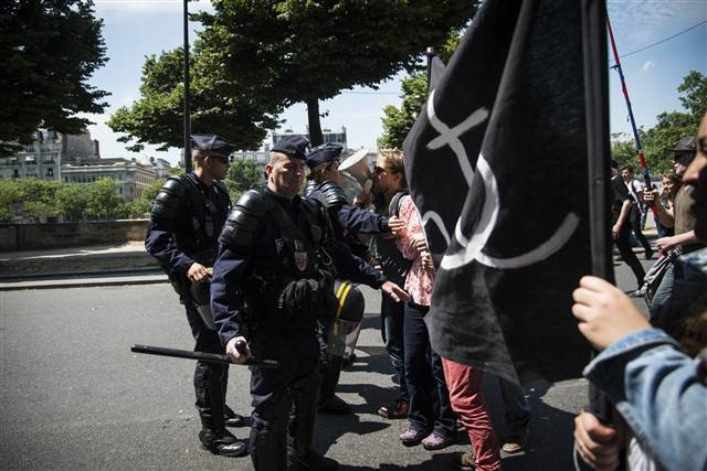Fransada onbinler sokağa döküldü Fransada onbinler sokağa döküldü