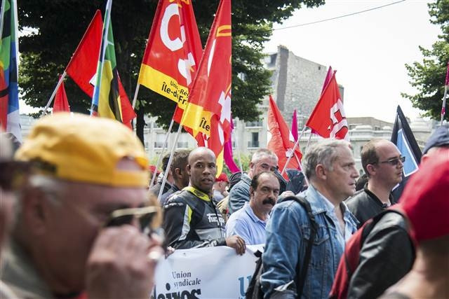 Fransada onbinler sokağa döküldü Fransada onbinler sokağa döküldü