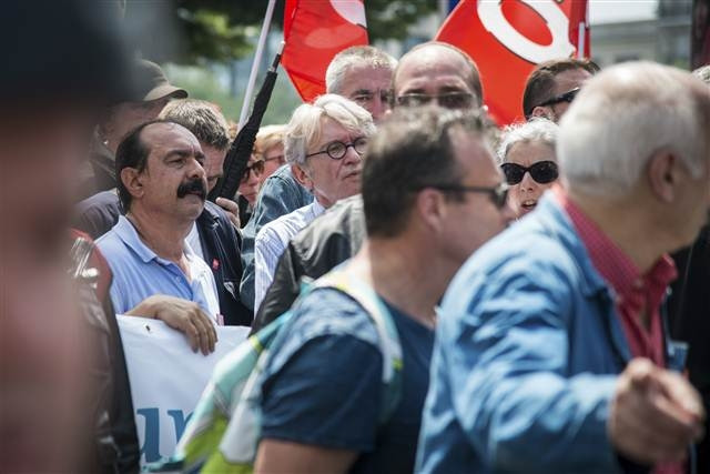 Fransada onbinler sokağa döküldü Fransada onbinler sokağa döküldü
