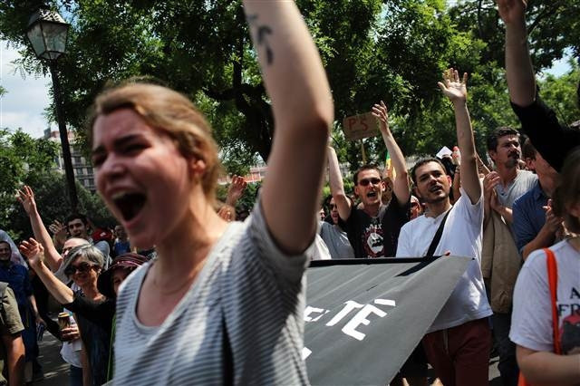 Fransada onbinler sokağa döküldü Fransada onbinler sokağa döküldü