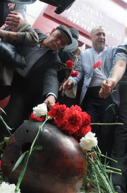 Sivas katliamı anmasında acı görüntüler