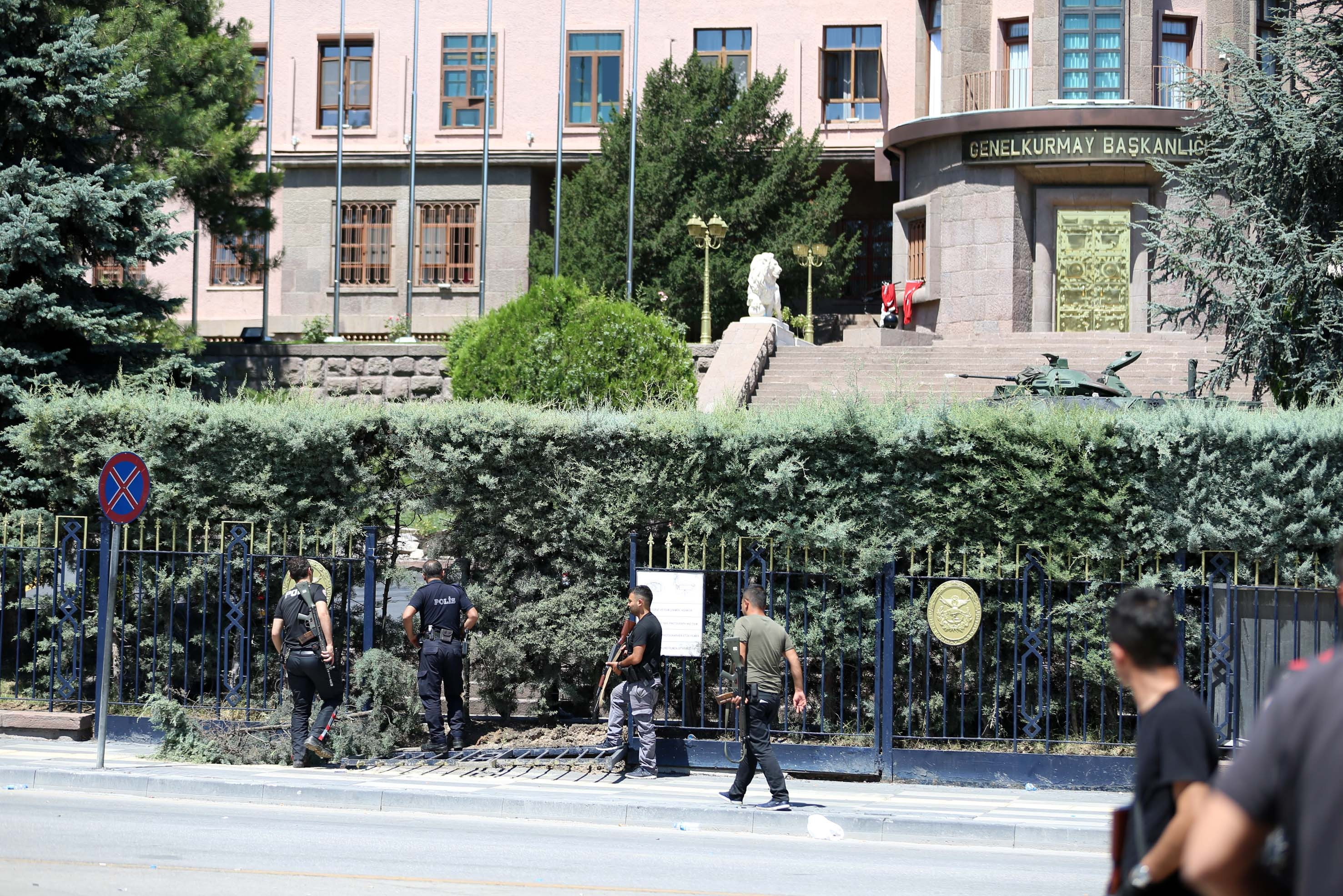 Genelkurmaydaki askerler teslim oldu