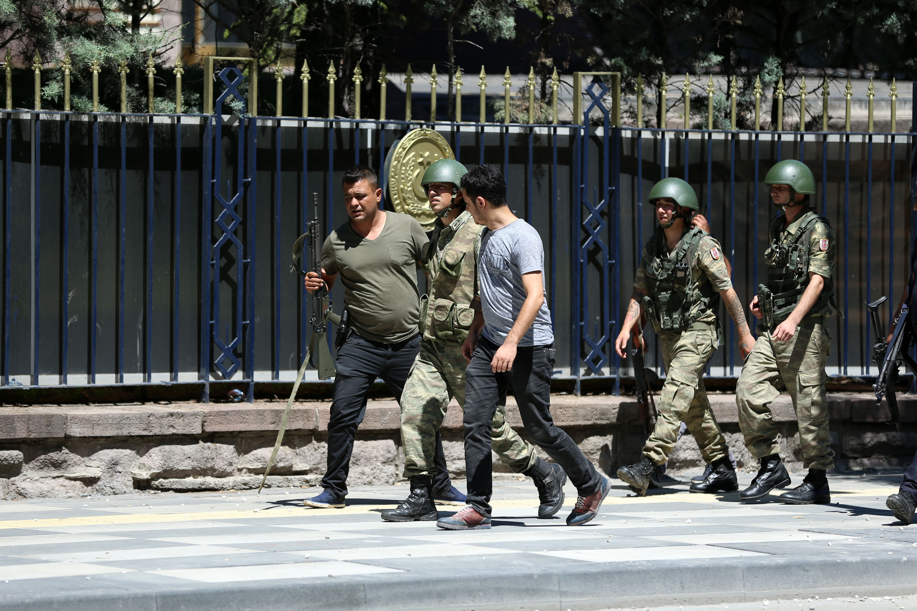 Genelkurmaydaki askerler teslim oldu