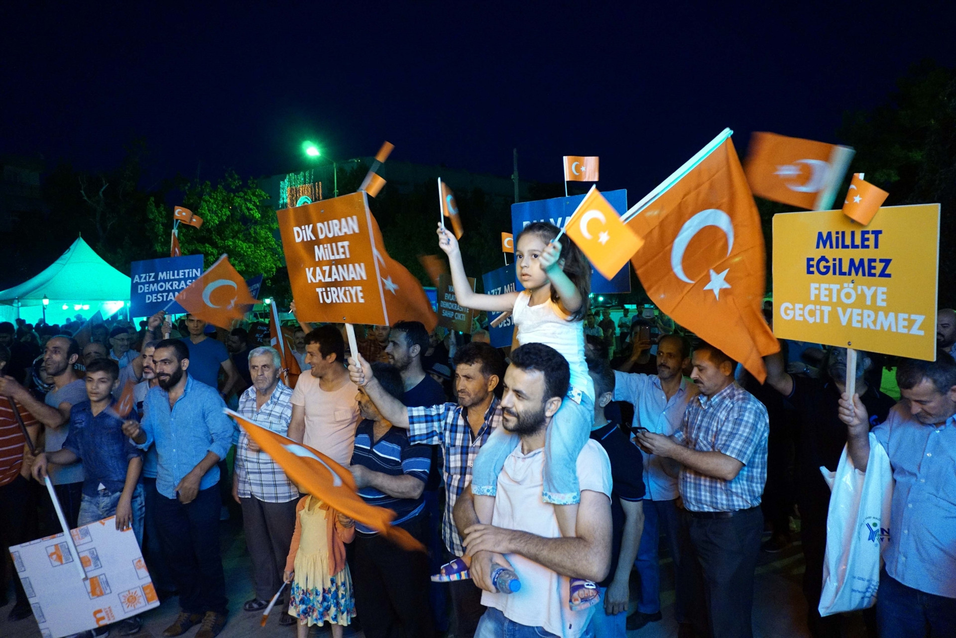 İstanbulda binlerce kişi Boğaziçi Köprüsüne akın etti İstanbulda binlerce kişi Boğaziçi Köprüsüne akın etti