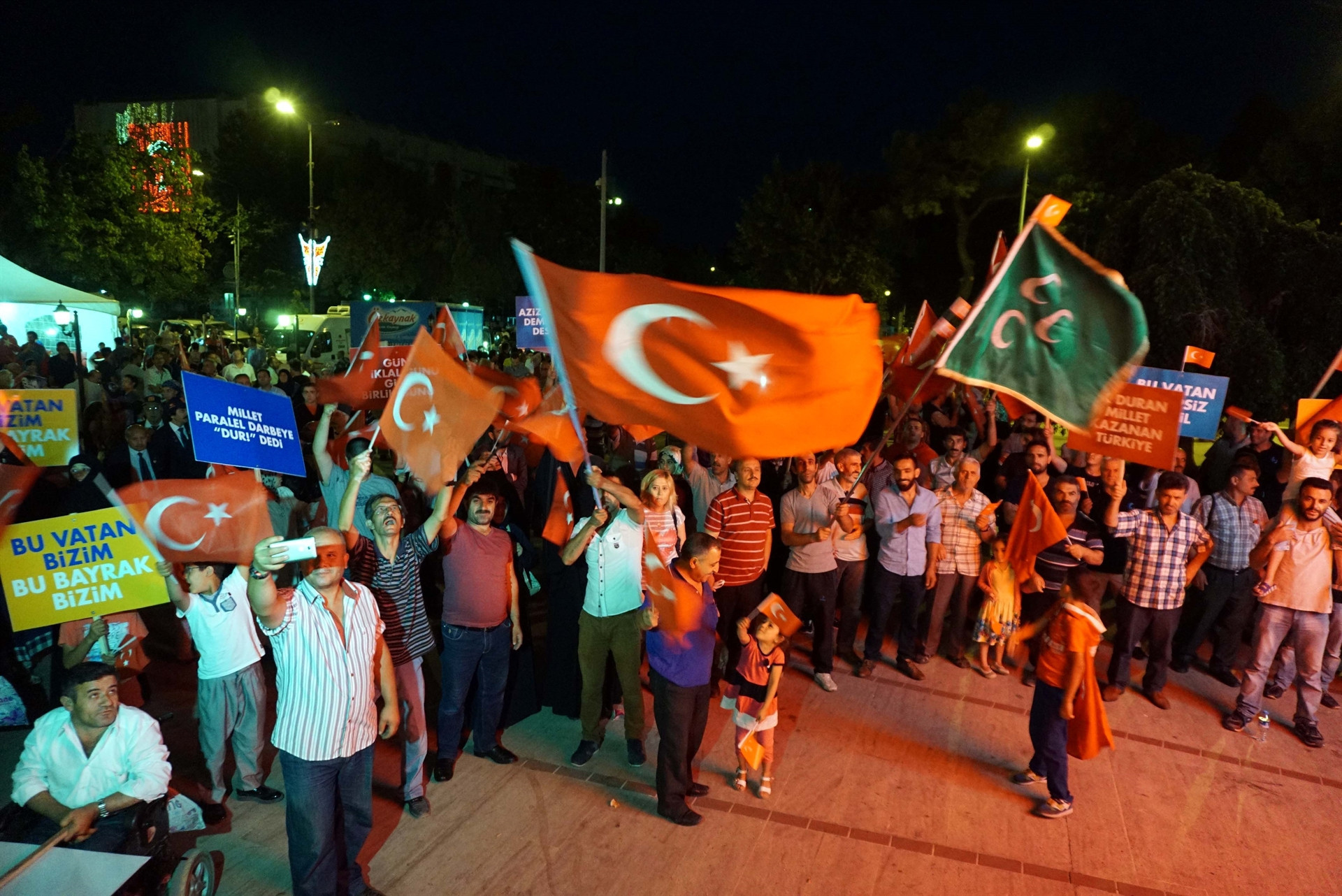 İstanbulda binlerce kişi Boğaziçi Köprüsüne akın etti İstanbulda binlerce kişi Boğaziçi Köprüsüne akın etti