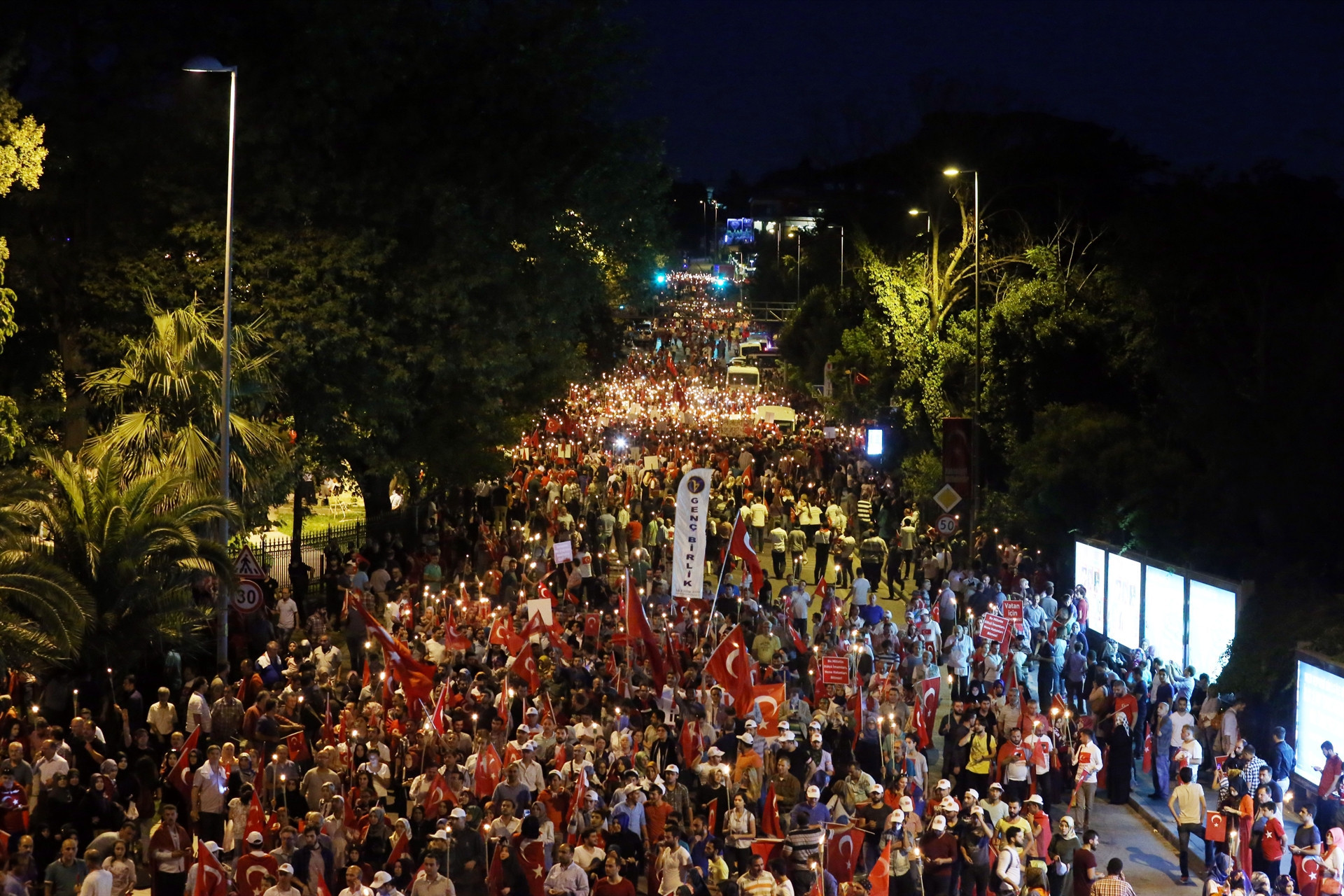 İstanbulda binlerce kişi Boğaziçi Köprüsüne akın etti İstanbulda binlerce kişi Boğaziçi Köprüsüne akın etti