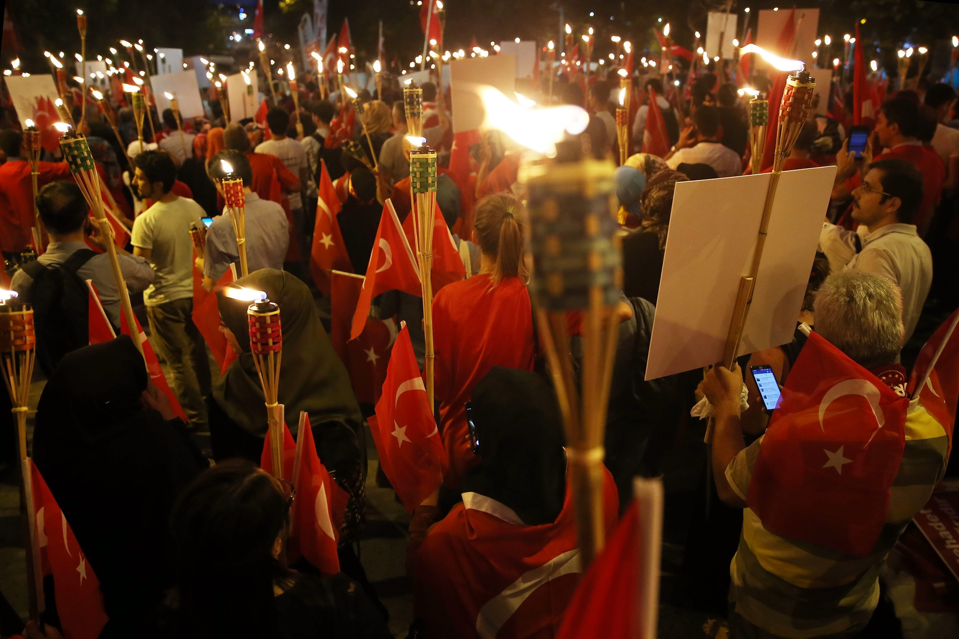 İstanbulda binlerce kişi Boğaziçi Köprüsüne akın etti İstanbulda binlerce kişi Boğaziçi Köprüsüne akın etti