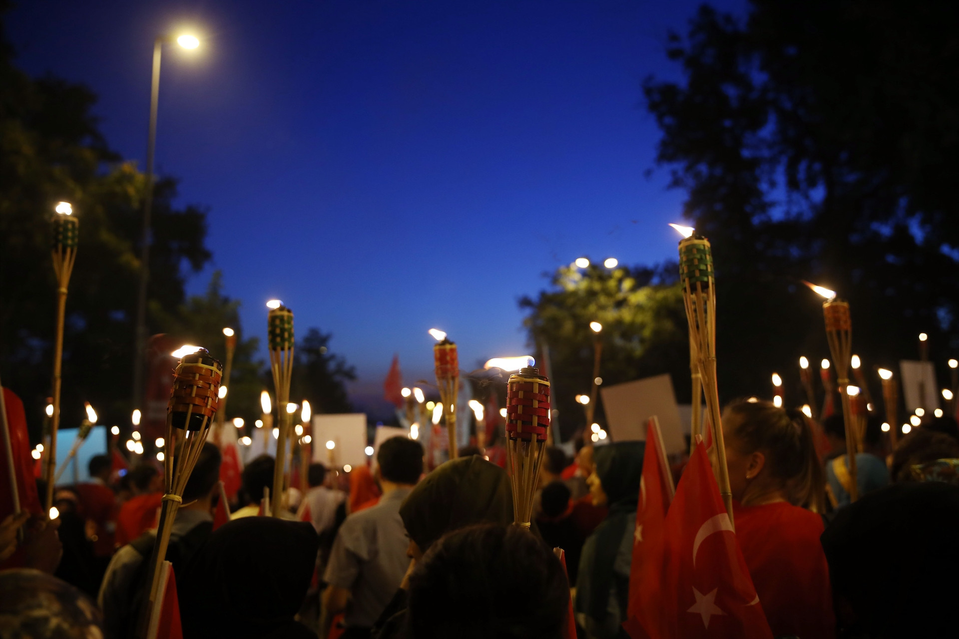 İstanbulda binlerce kişi Boğaziçi Köprüsüne akın etti İstanbulda binlerce kişi Boğaziçi Köprüsüne akın etti