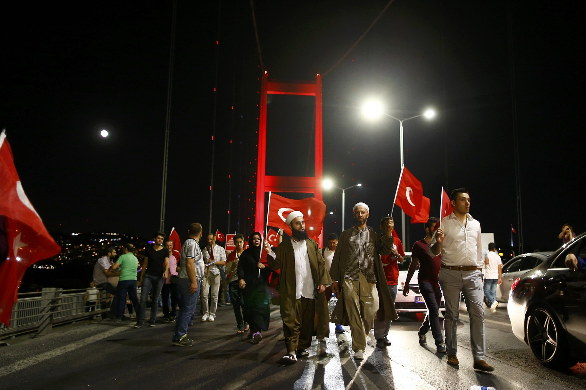 İstanbulda binlerce kişi Boğaziçi Köprüsüne akın etti İstanbulda binlerce kişi Boğaziçi Köprüsüne akın etti