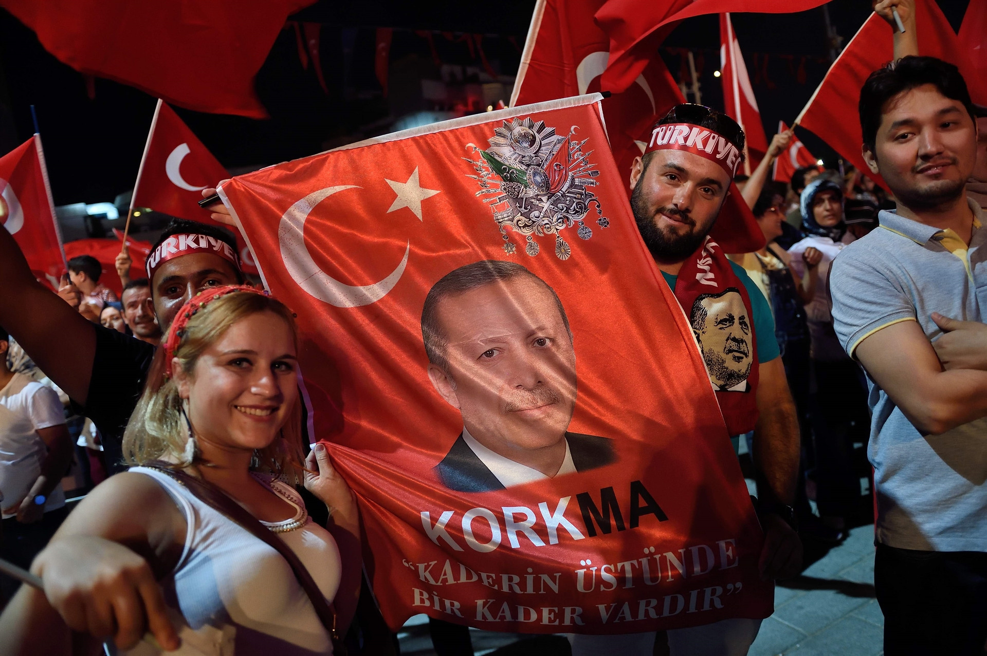 İstanbulda binlerce kişi Boğaziçi Köprüsüne akın etti İstanbulda binlerce kişi Boğaziçi Köprüsüne akın etti