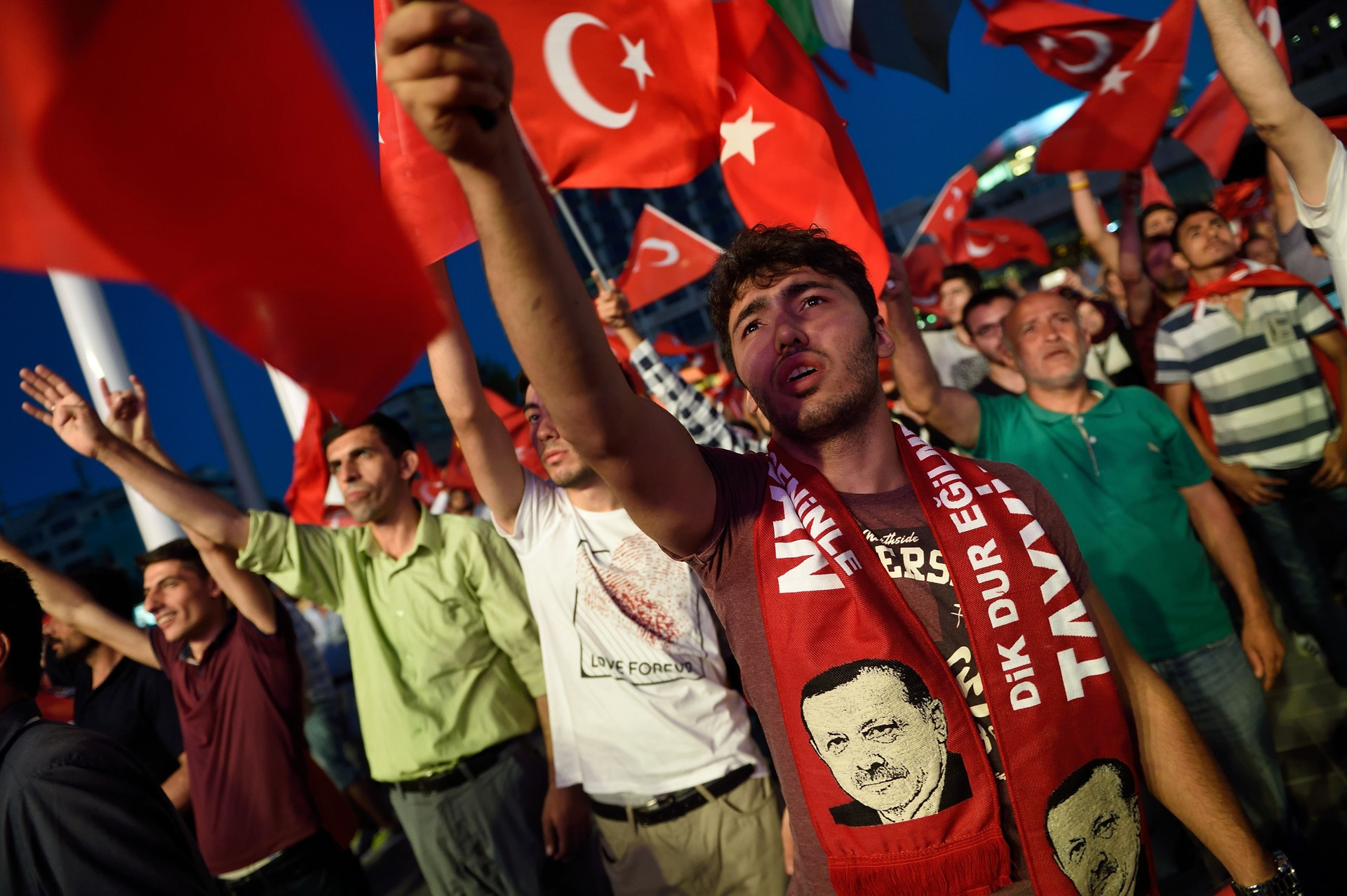 İstanbulda binlerce kişi Boğaziçi Köprüsüne akın etti İstanbulda binlerce kişi Boğaziçi Köprüsüne akın etti