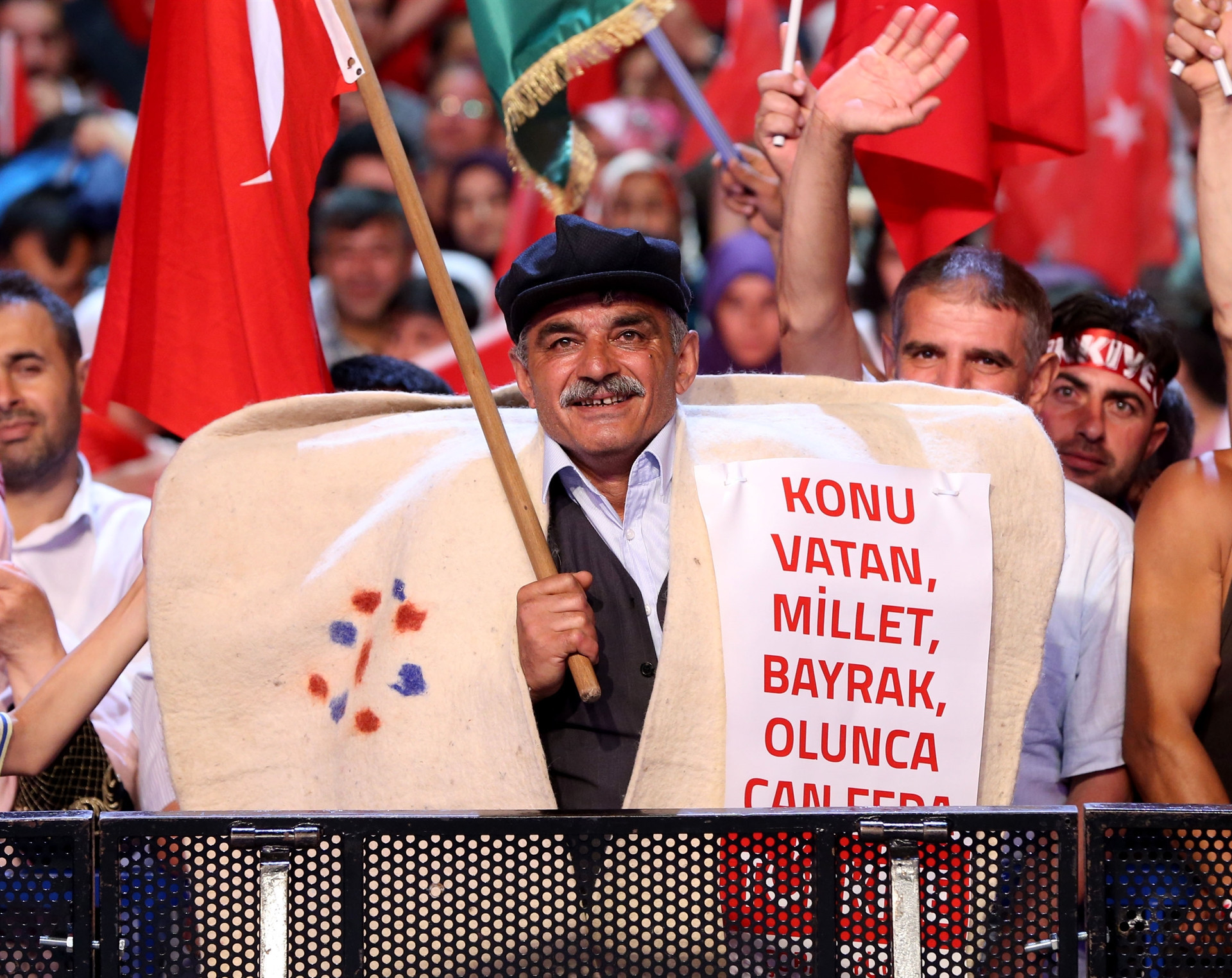 İstanbulda binlerce kişi Boğaziçi Köprüsüne akın etti İstanbulda binlerce kişi Boğaziçi Köprüsüne akın etti