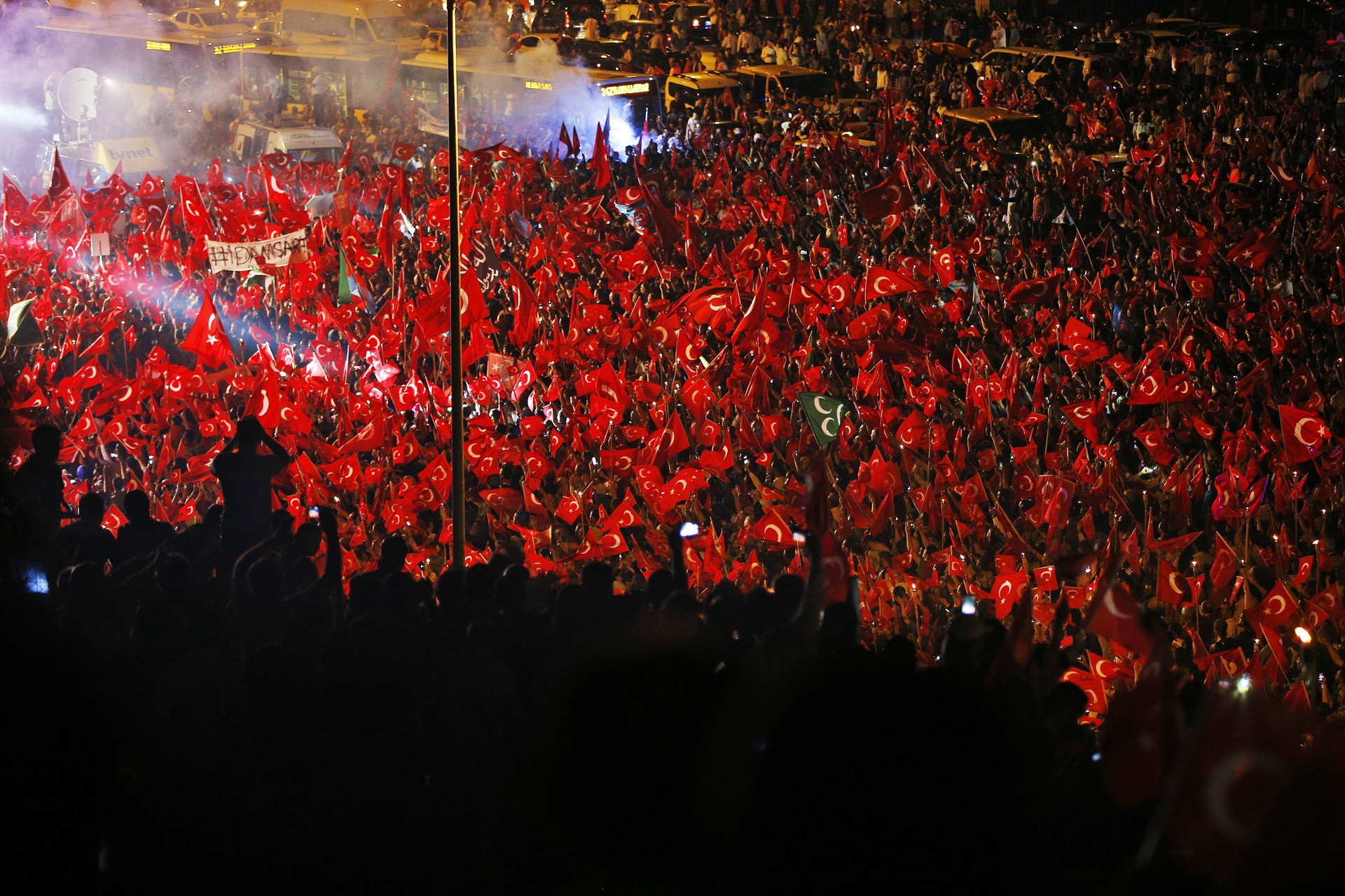 İstanbulda binlerce kişi Boğaziçi Köprüsüne akın etti İstanbulda binlerce kişi Boğaziçi Köprüsüne akın etti