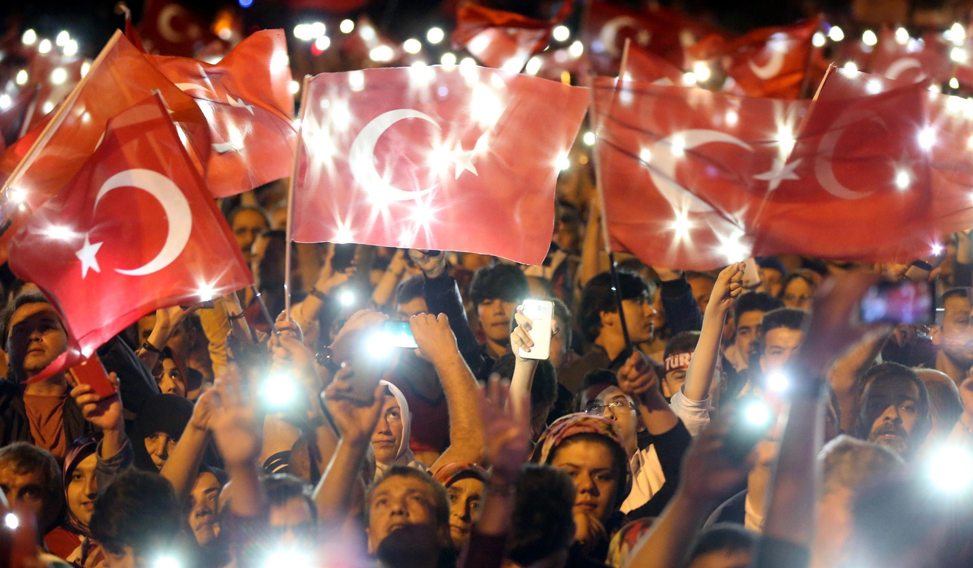 İstanbulda binlerce kişi Boğaziçi Köprüsüne akın etti İstanbulda binlerce kişi Boğaziçi Köprüsüne akın etti