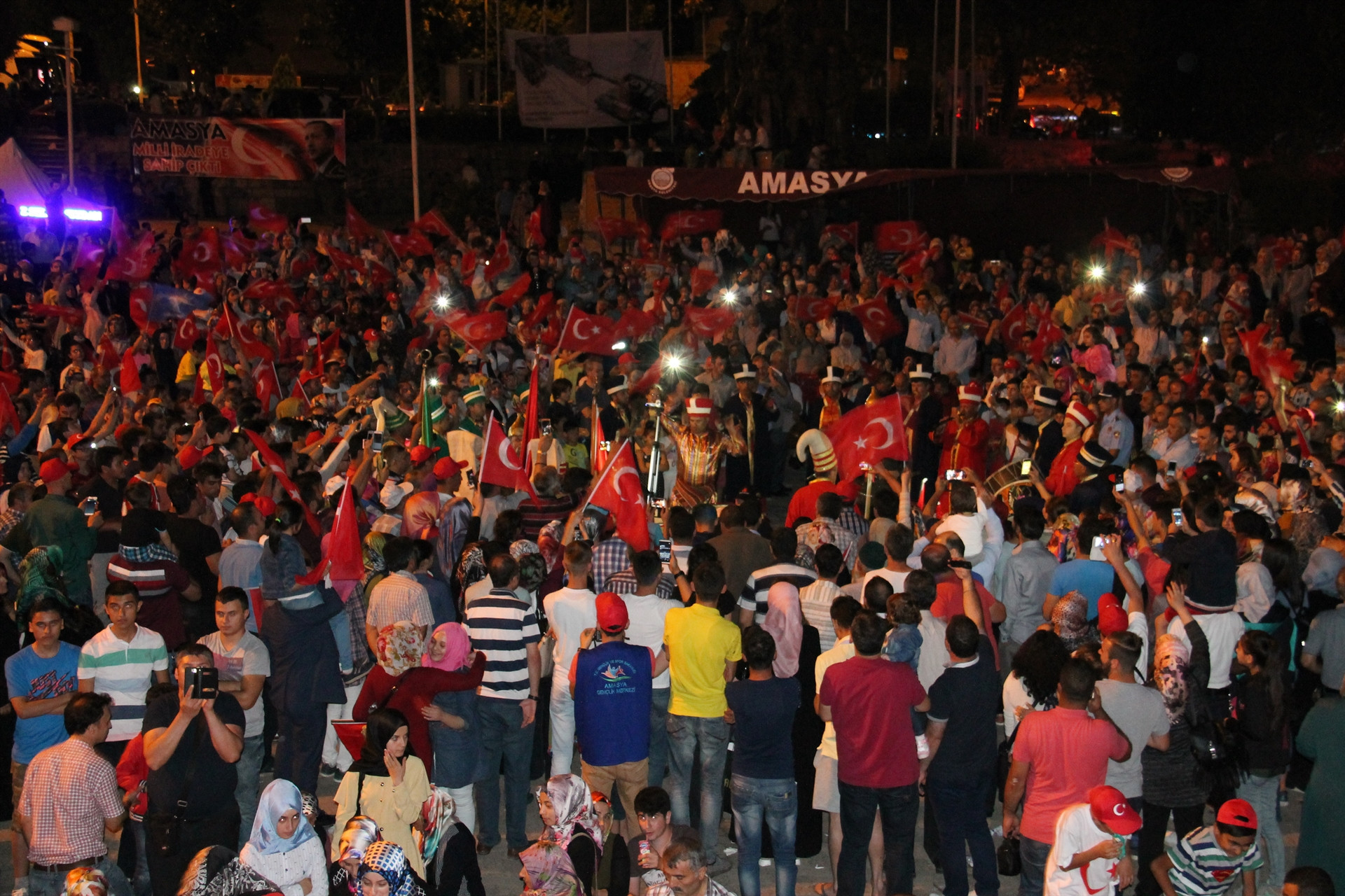 İstanbulda binlerce kişi Boğaziçi Köprüsüne akın etti İstanbulda binlerce kişi Boğaziçi Köprüsüne akın etti