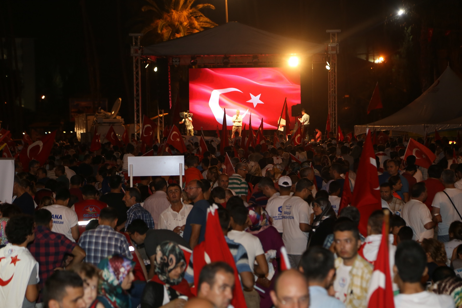 İstanbulda binlerce kişi Boğaziçi Köprüsüne akın etti İstanbulda binlerce kişi Boğaziçi Köprüsüne akın etti