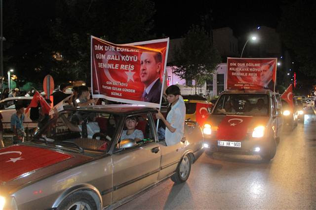İstanbulda binlerce kişi Boğaziçi Köprüsüne akın etti İstanbulda binlerce kişi Boğaziçi Köprüsüne akın etti