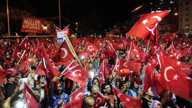 İstanbulda binlerce kişi Boğaziçi Köprüsüne akın etti İstanbulda binlerce kişi Boğaziçi Köprüsüne akın etti