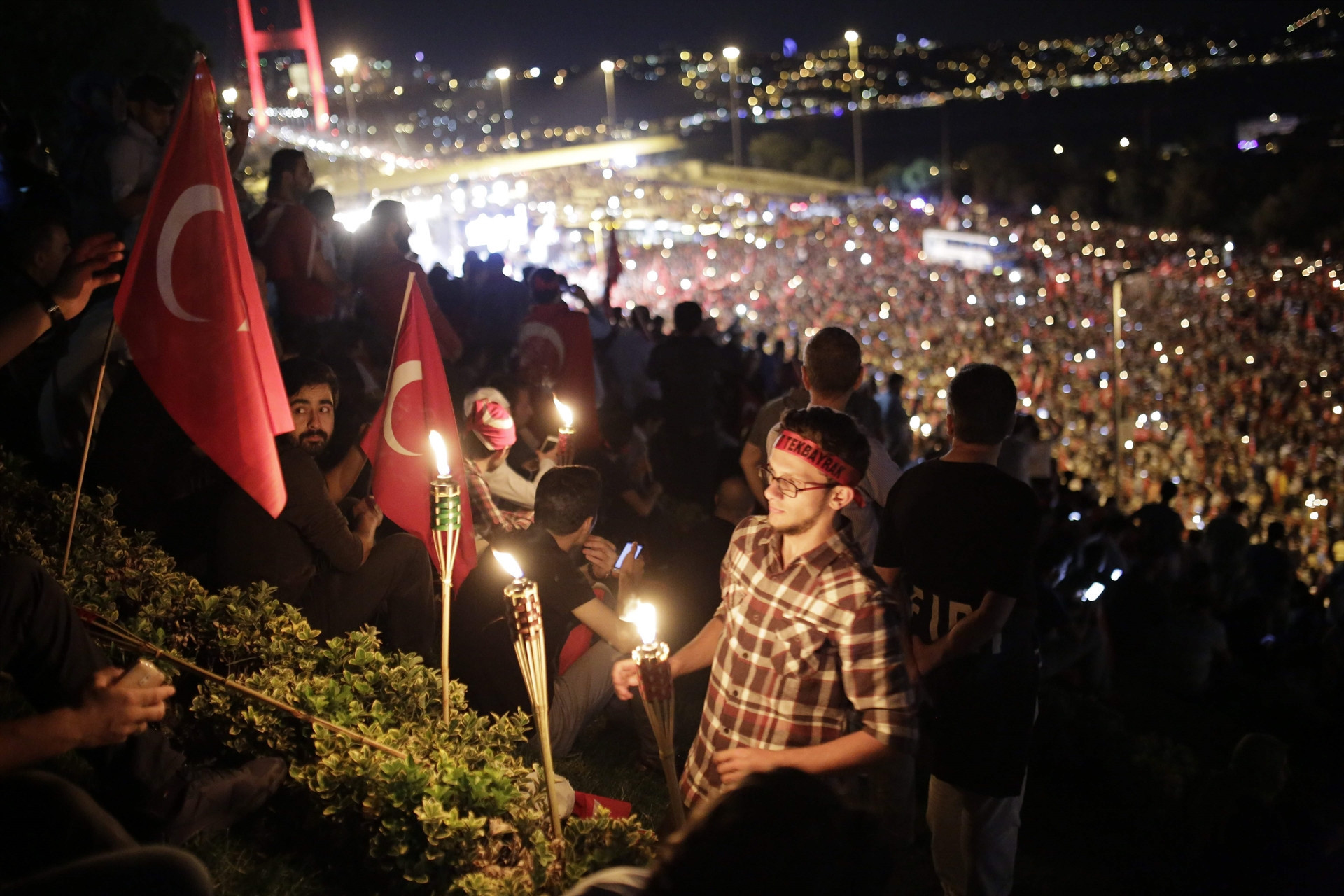 İstanbulda binlerce kişi Boğaziçi Köprüsüne akın etti İstanbulda binlerce kişi Boğaziçi Köprüsüne akın etti