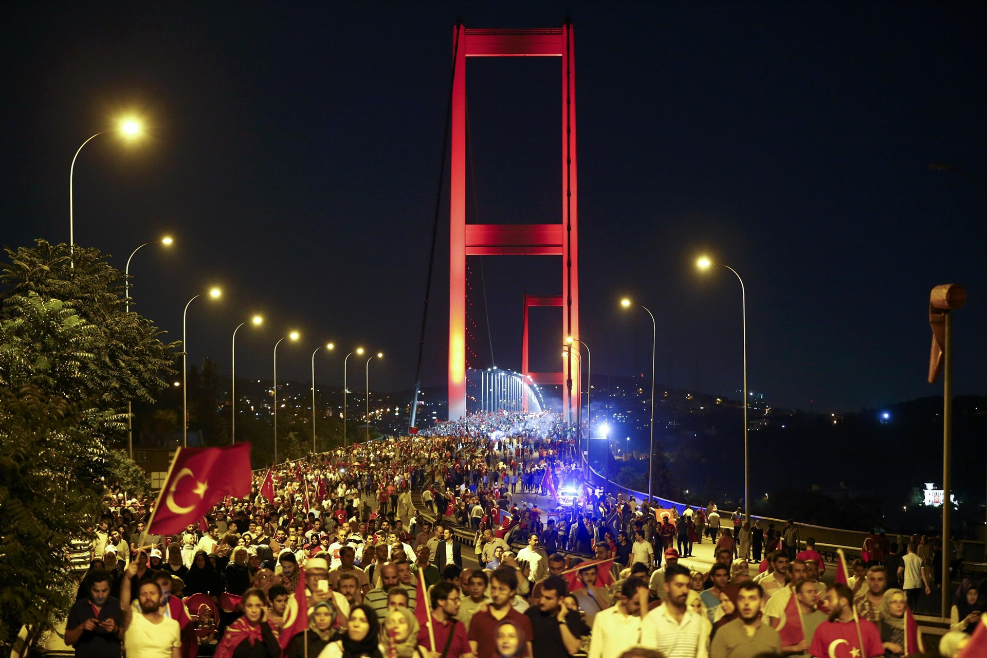 İstanbulda binlerce kişi Boğaziçi Köprüsüne akın etti İstanbulda binlerce kişi Boğaziçi Köprüsüne akın etti